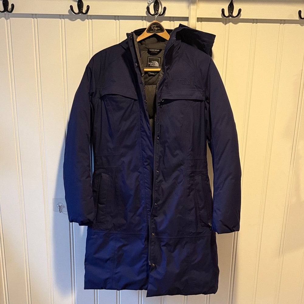 The North Face women’s navy M down puffer coat. EUC. - Picture 3 of 14